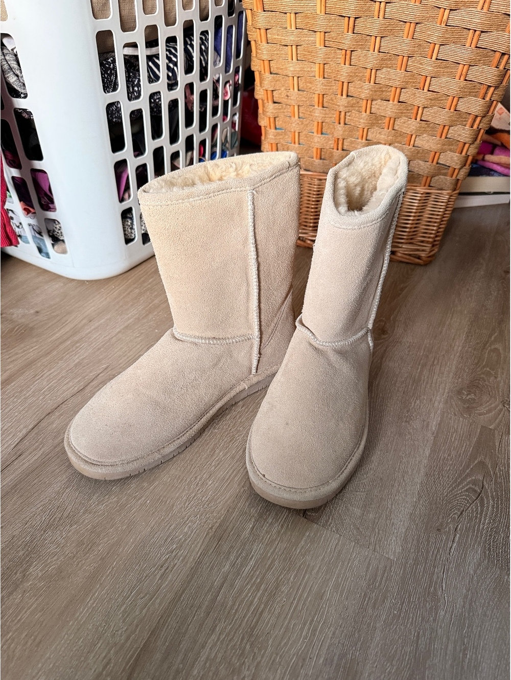 Bearpaw Women's Classic Beige Shearling Winter Boots Size 10